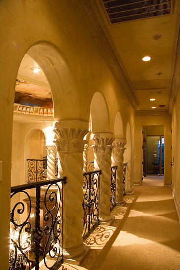 На фото: огромный коридор в средиземноморском стиле с бежевыми стенами и полом из керамогранита