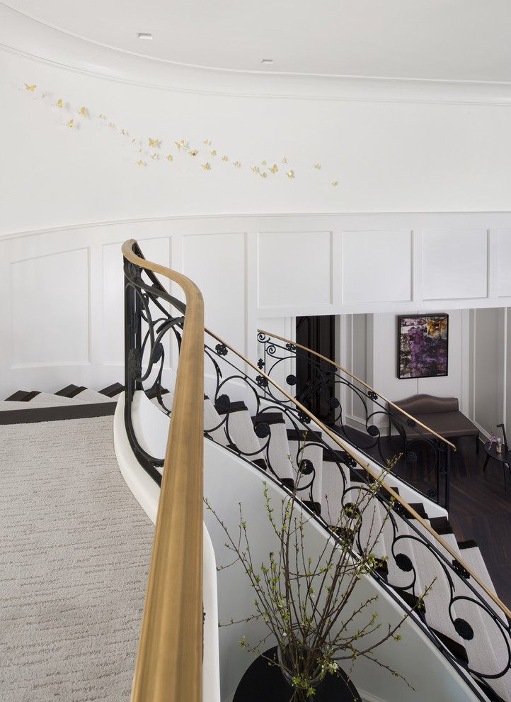 На фото: коридор в классическом стиле с белыми стенами и ковровым покрытием