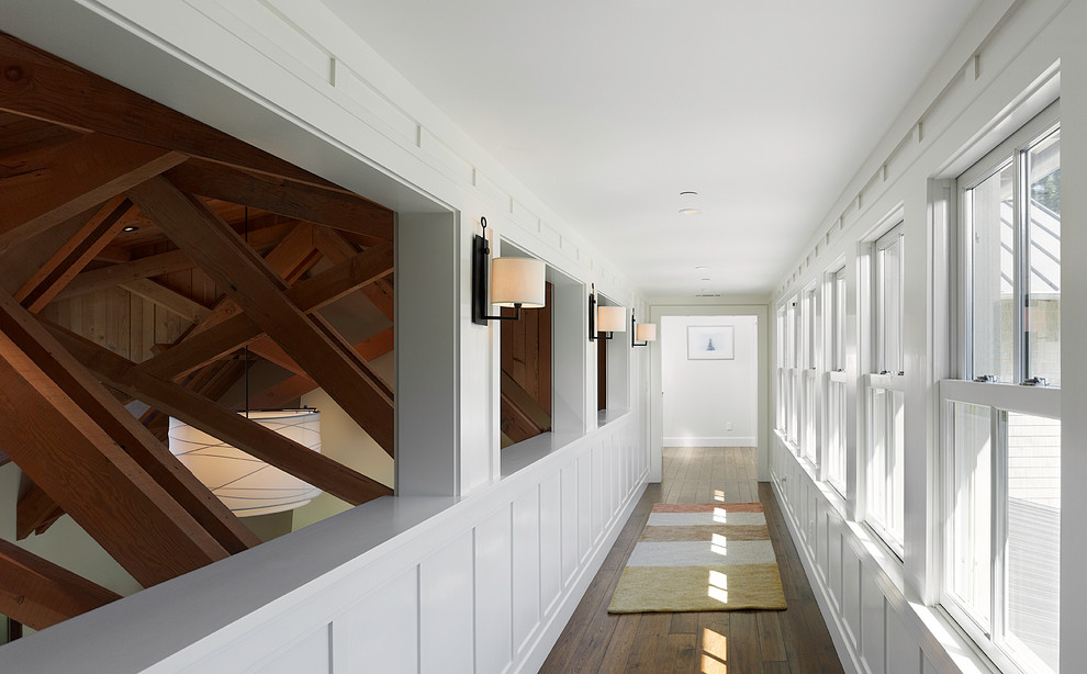 Modelo de recibidores y pasillos clásicos con paredes blancas y suelo de madera oscura