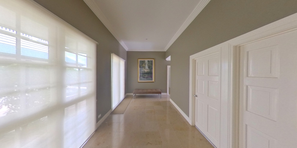 Réalisation d'un grand couloir design avec un mur gris et un sol en marbre.