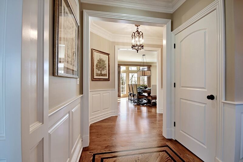Ispirazione per un ingresso o corridoio tradizionale di medie dimensioni con pareti beige e pavimento in legno massello medio