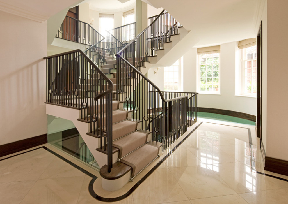 Пример оригинального дизайна: большая лестница в современном стиле