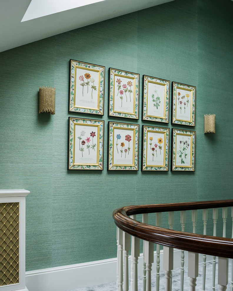 Mittelgroßer Stilmix Flur mit grüner Wandfarbe, Teppichboden, grauem Boden und Tapetenwänden in London