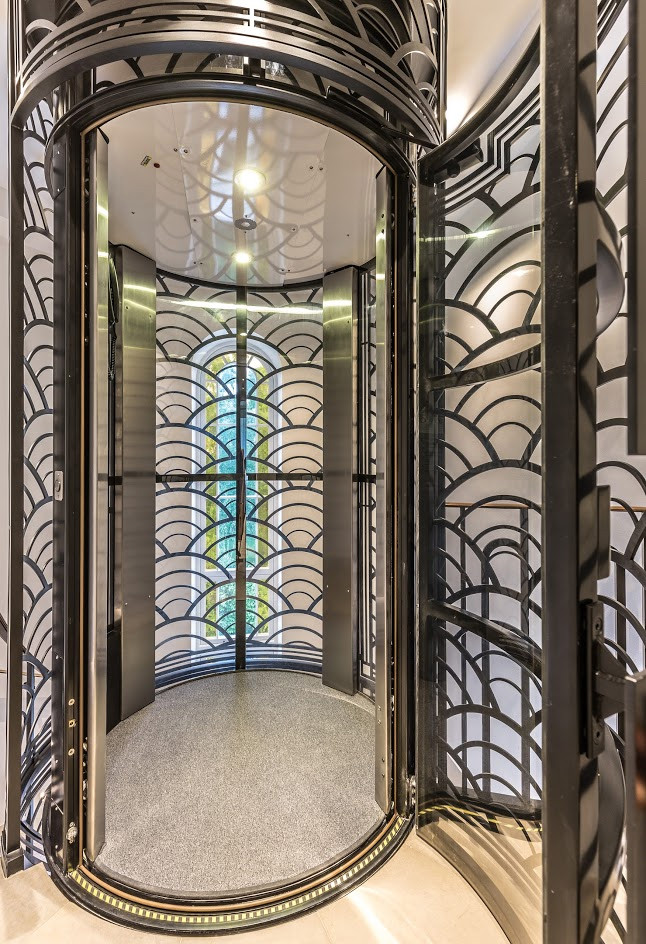 Свежая идея для дизайна: большой коридор в стиле фьюжн с серыми стенами, полом из известняка и серым полом - отличное фото интерьера