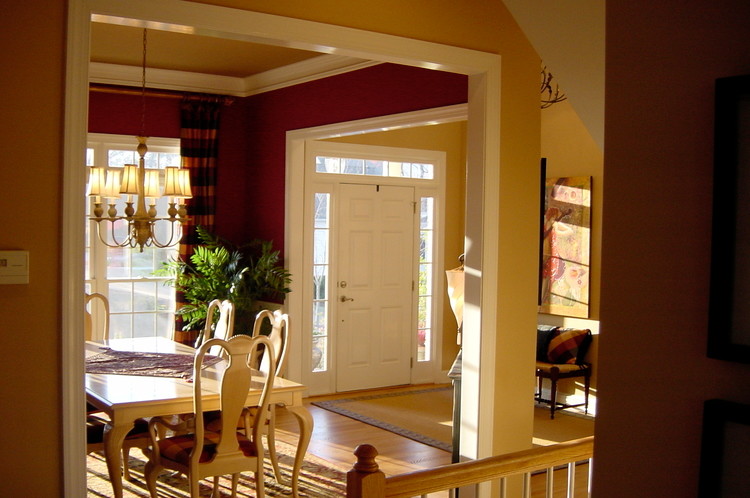 Foto di un ingresso o corridoio tradizionale di medie dimensioni con pareti rosse e parquet chiaro