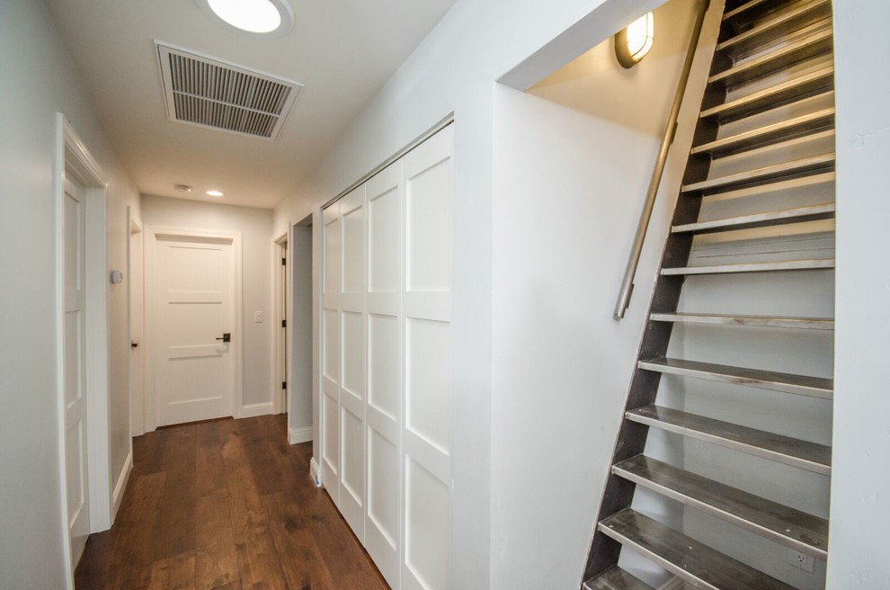 Ispirazione per un ingresso o corridoio minimal di medie dimensioni con pareti bianche, pavimento in legno massello medio e pavimento marrone