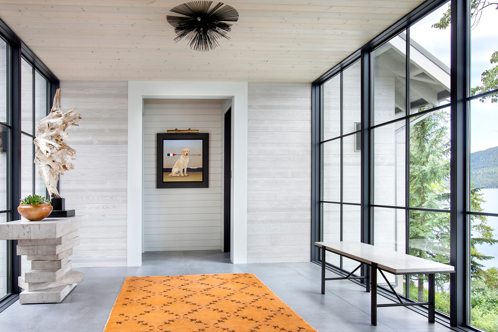 Источник вдохновения для домашнего уюта: коридор в стиле кантри с бежевыми стенами и серым полом