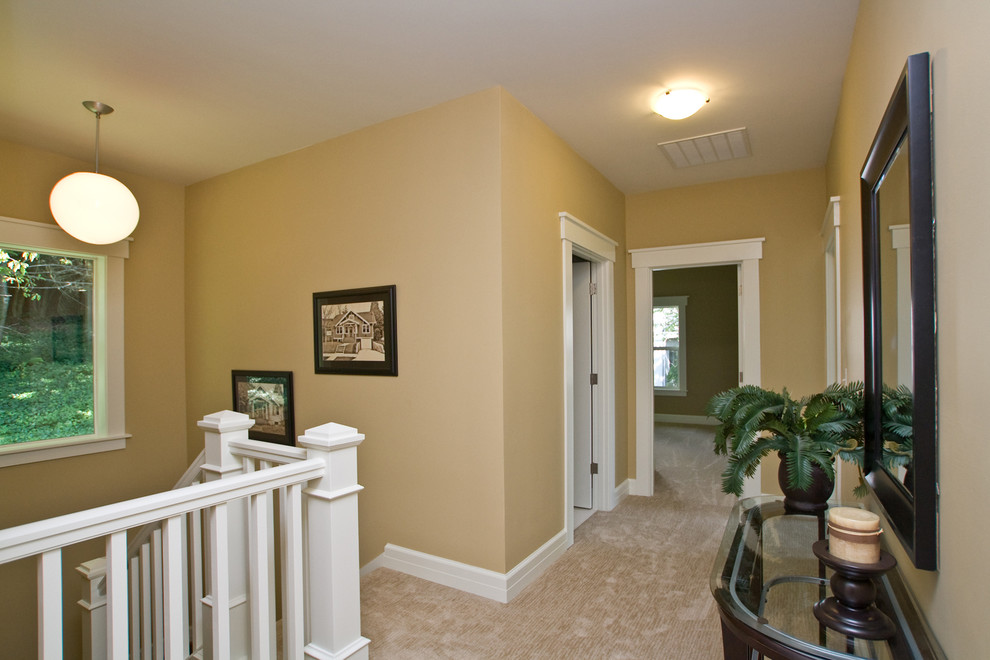 Immagine di un ingresso o corridoio chic di medie dimensioni con pareti beige e moquette