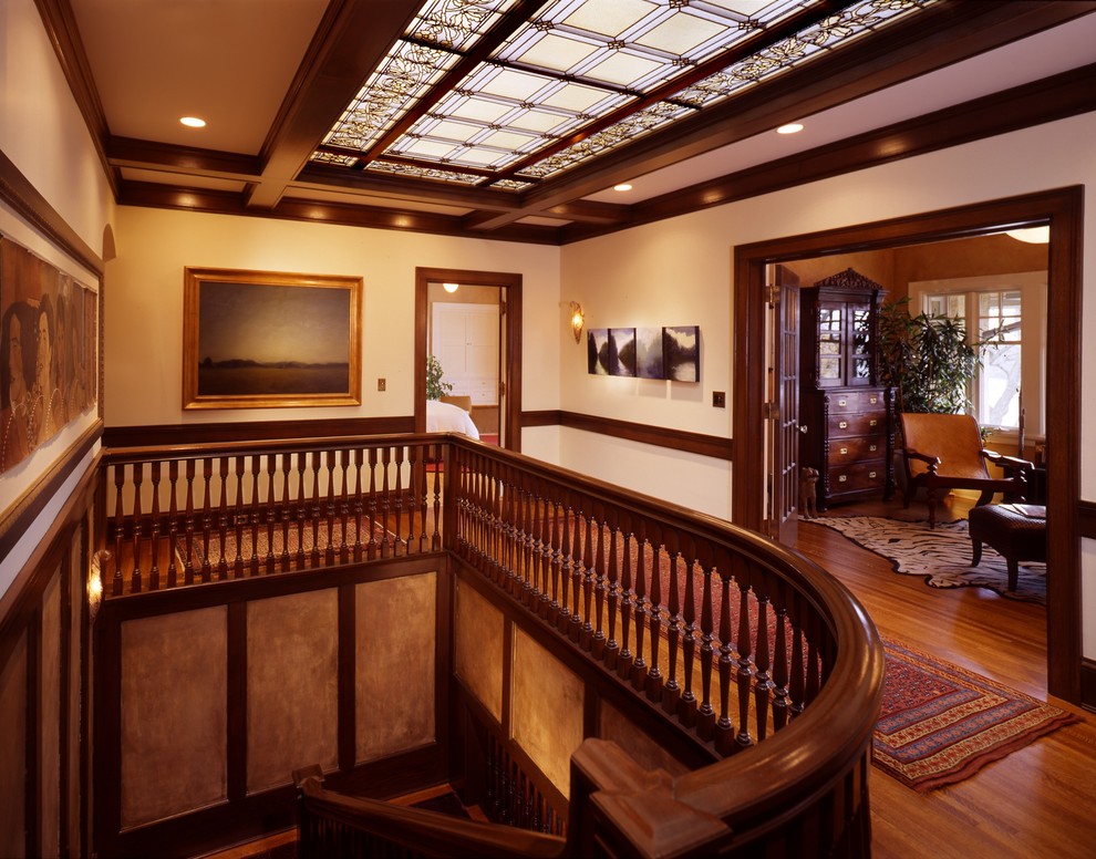 Imagen de recibidores y pasillos tradicionales con paredes blancas y suelo de madera en tonos medios