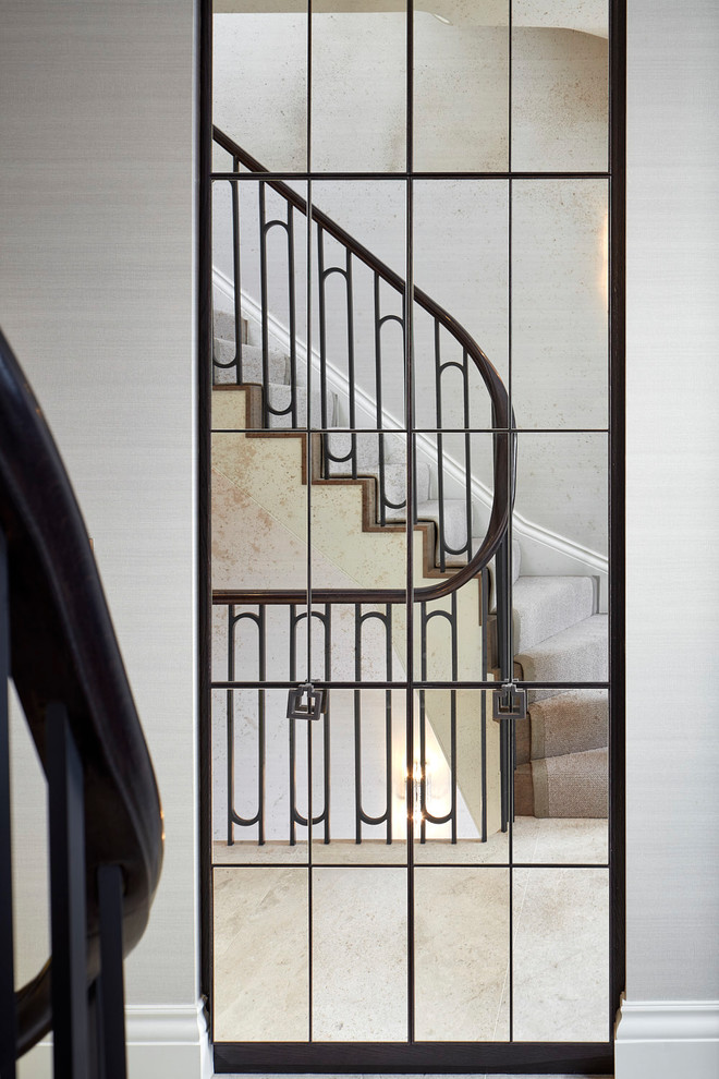 ロンドンにあるトランジショナルスタイルのおしゃれな階段の写真