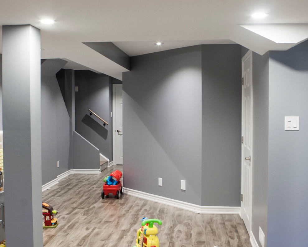Immagine di un ingresso o corridoio minimalista di medie dimensioni con pareti grigie e pavimento grigio