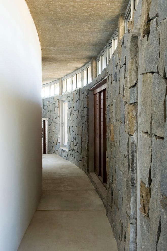 Exemple d'un couloir moderne avec sol en béton ciré.