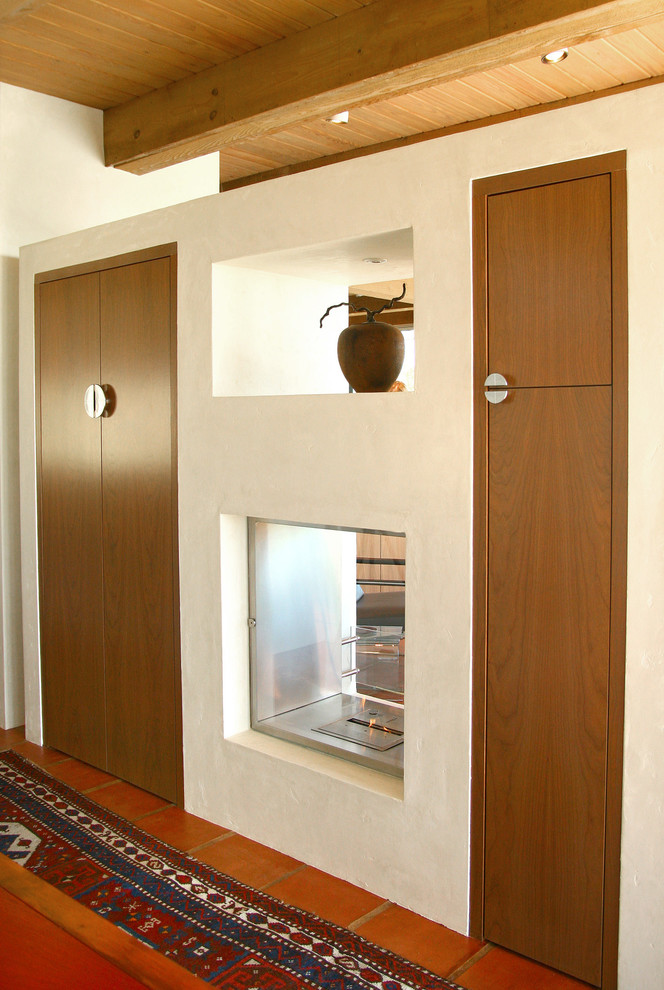 Источник вдохновения для домашнего уюта: коридор среднего размера в современном стиле с белыми стенами и полом из терракотовой плитки