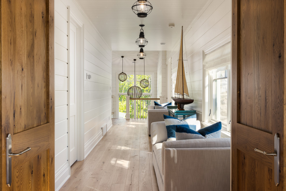 Foto di un ingresso o corridoio stile marinaro con pareti bianche, parquet chiaro, pavimento beige, soffitto in perlinato e pareti in perlinato