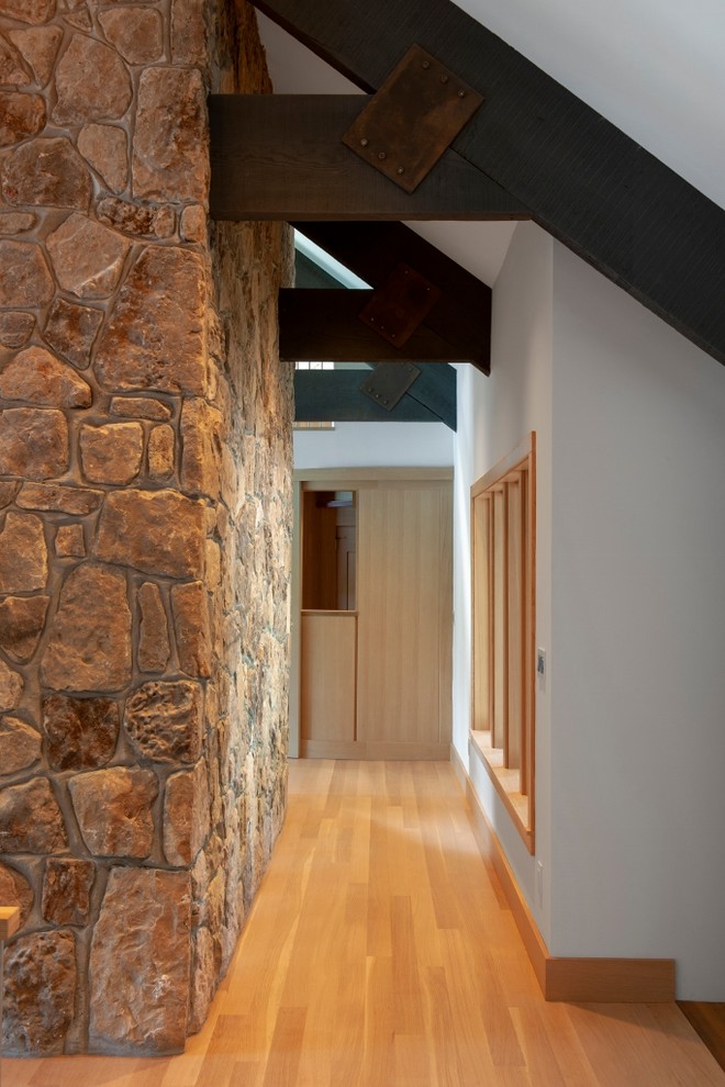 На фото: большой коридор в стиле модернизм с белыми стенами, светлым паркетным полом и коричневым полом с