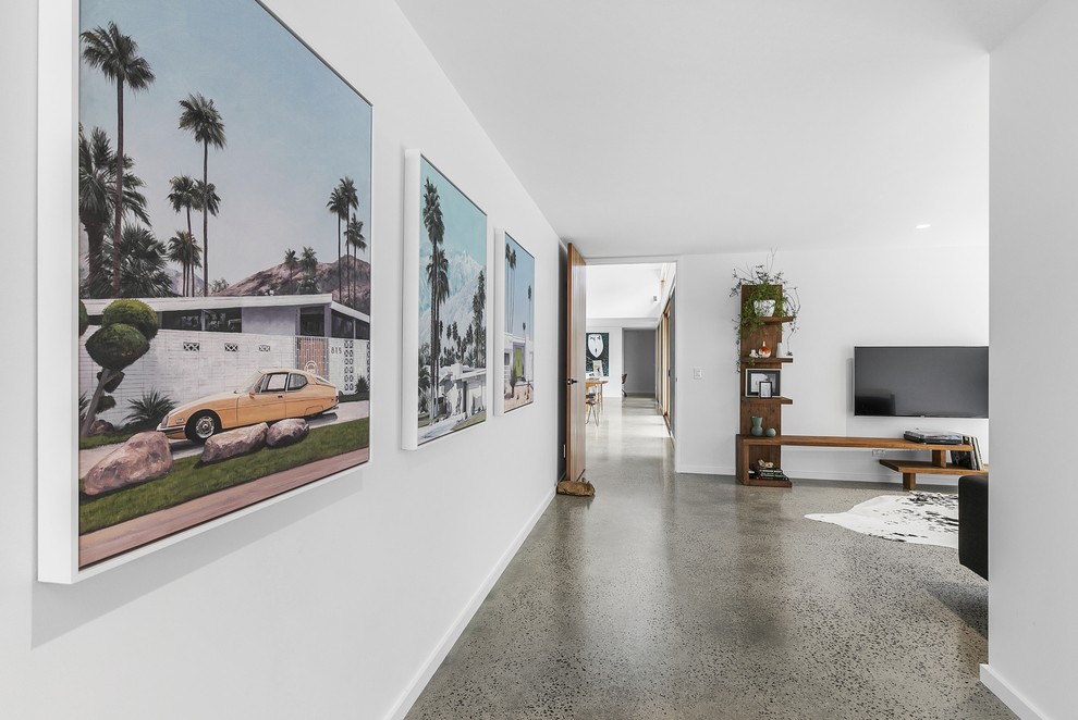 Источник вдохновения для домашнего уюта: коридор среднего размера в стиле модернизм с белыми стенами и бетонным полом