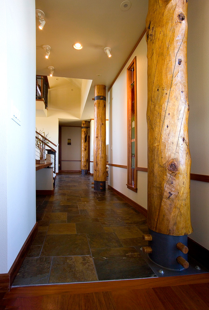 他の地域にあるラグジュアリーな中くらいなアジアンスタイルのおしゃれな廊下 (ベージュの壁、無垢フローリング) の写真