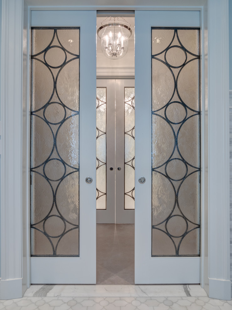 Идея дизайна: коридор в классическом стиле с белыми стенами и мраморным полом