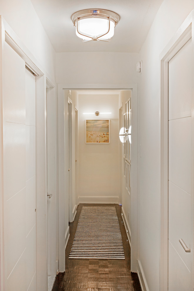 На фото: коридор в стиле модернизм с