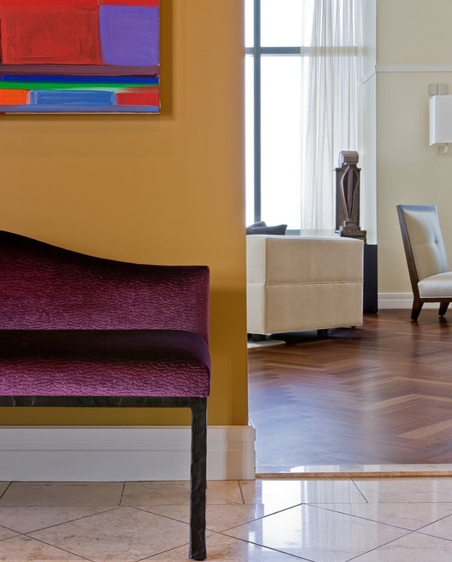 Источник вдохновения для домашнего уюта: большой коридор в современном стиле с оранжевыми стенами и мраморным полом
