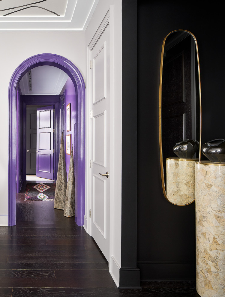 Стильный дизайн: коридор в современном стиле с фиолетовыми стенами - последний тренд