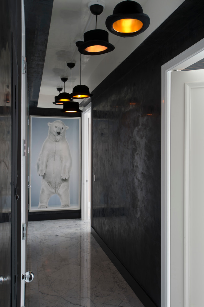 Réalisation d'un couloir design de taille moyenne avec un mur noir et un sol en marbre.