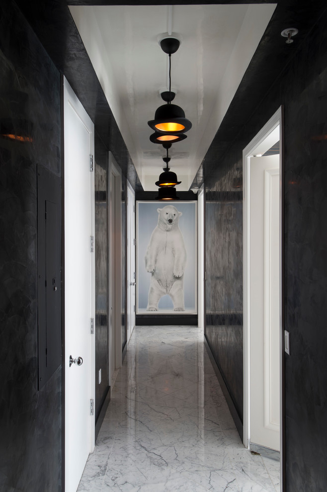 Idées déco pour un couloir contemporain de taille moyenne avec un mur gris et un sol en marbre.