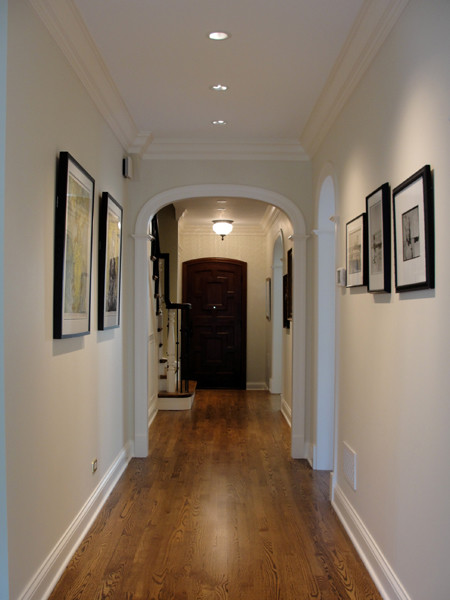 Идея дизайна: коридор среднего размера в классическом стиле с белыми стенами и паркетным полом среднего тона