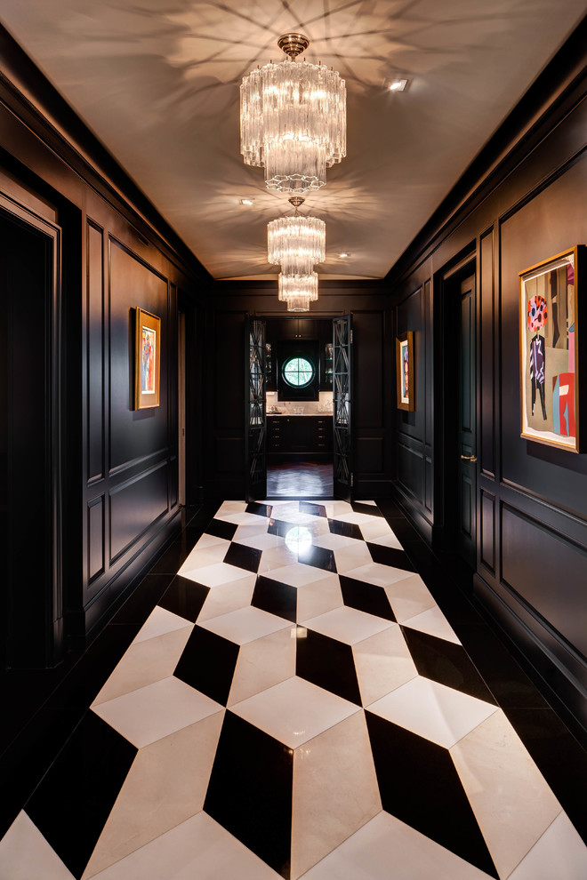 Стильный дизайн: коридор в стиле неоклассика (современная классика) с черными стенами, мраморным полом и разноцветным полом - последний тренд