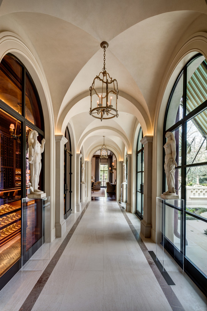 Ejemplo de recibidores y pasillos clásicos renovados con paredes beige, suelo de mármol y suelo beige