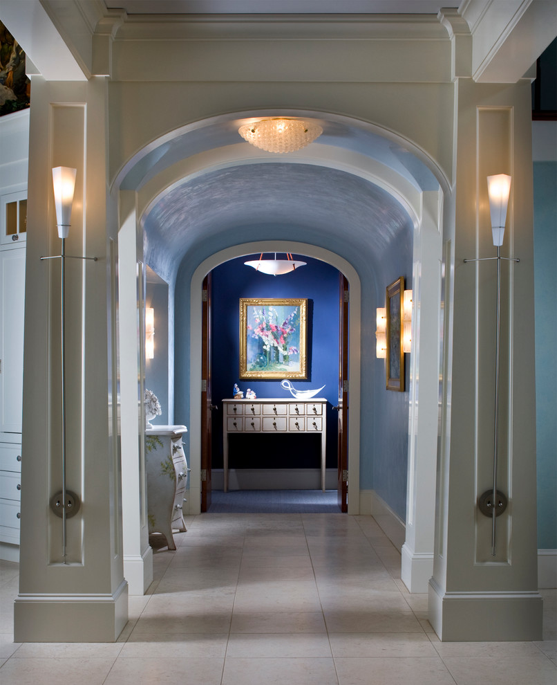 ボストンにあるラグジュアリーな広いトラディショナルスタイルのおしゃれな廊下 (青い壁、大理石の床) の写真