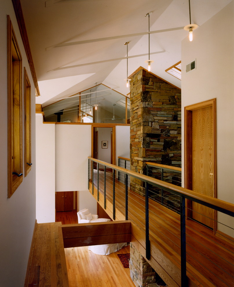Diseño de recibidores y pasillos rústicos con paredes blancas y suelo de madera en tonos medios