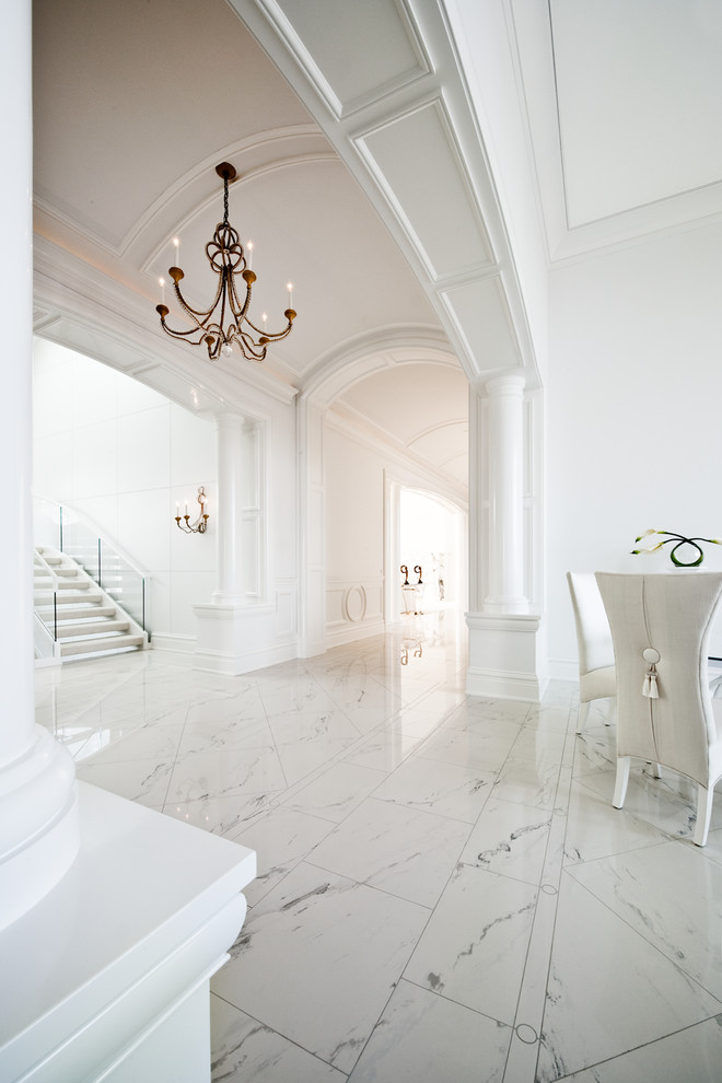 Источник вдохновения для домашнего уюта: коридор в классическом стиле с белыми стенами и белым полом