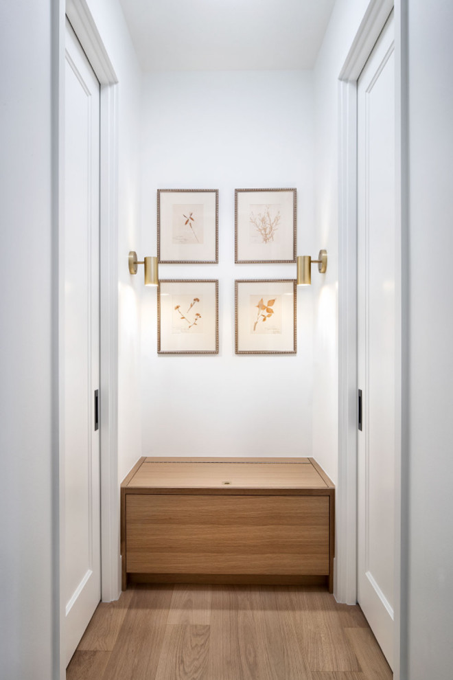 Immagine di un piccolo ingresso o corridoio contemporaneo con pareti bianche, parquet chiaro, pavimento beige, soffitto in perlinato e pareti in perlinato