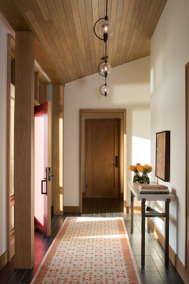 Стильный дизайн: коридор в современном стиле с белыми стенами и серым полом - последний тренд