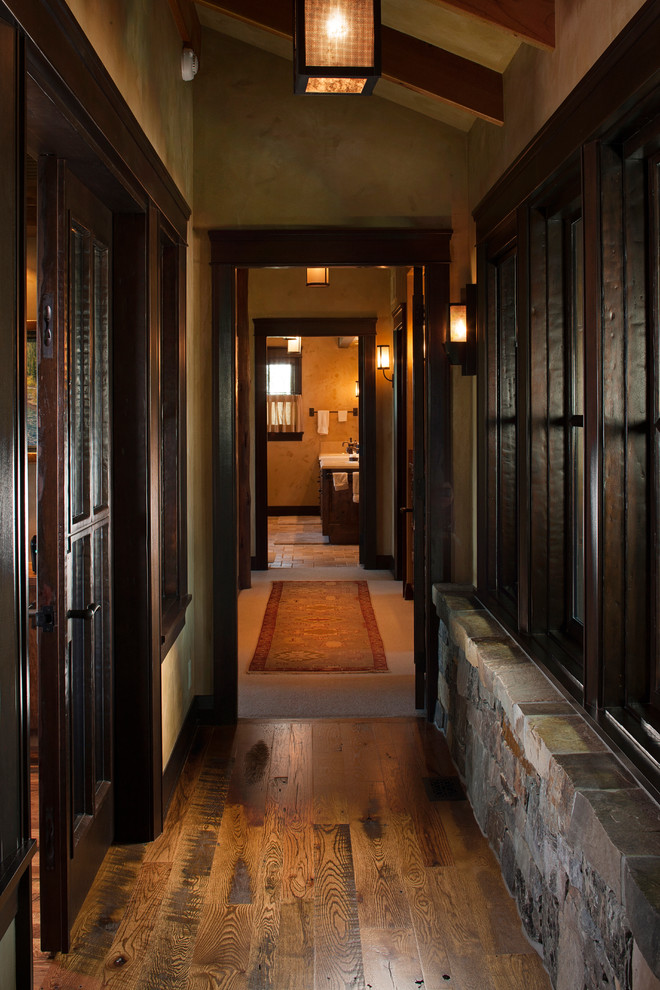 Свежая идея для дизайна: коридор среднего размера в стиле рустика с бежевыми стенами, темным паркетным полом и коричневым полом - отличное фото интерьера