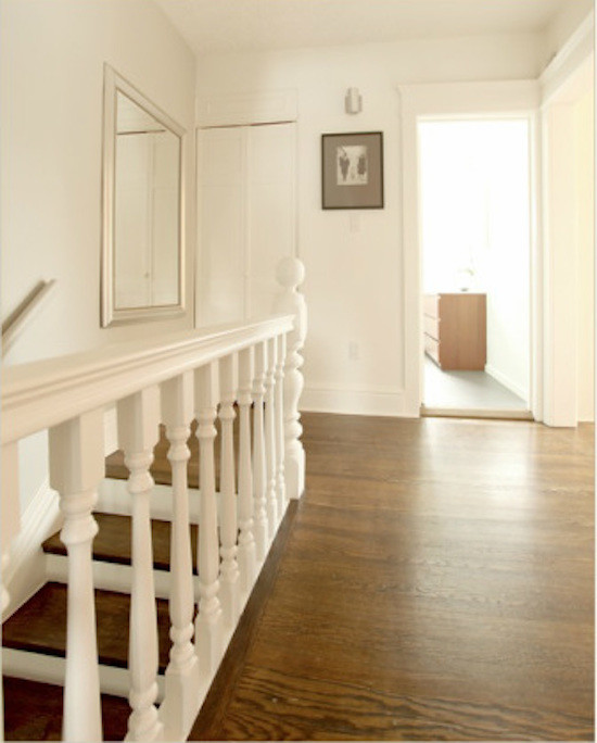 Пример оригинального дизайна: большой коридор в современном стиле с белыми стенами и паркетным полом среднего тона