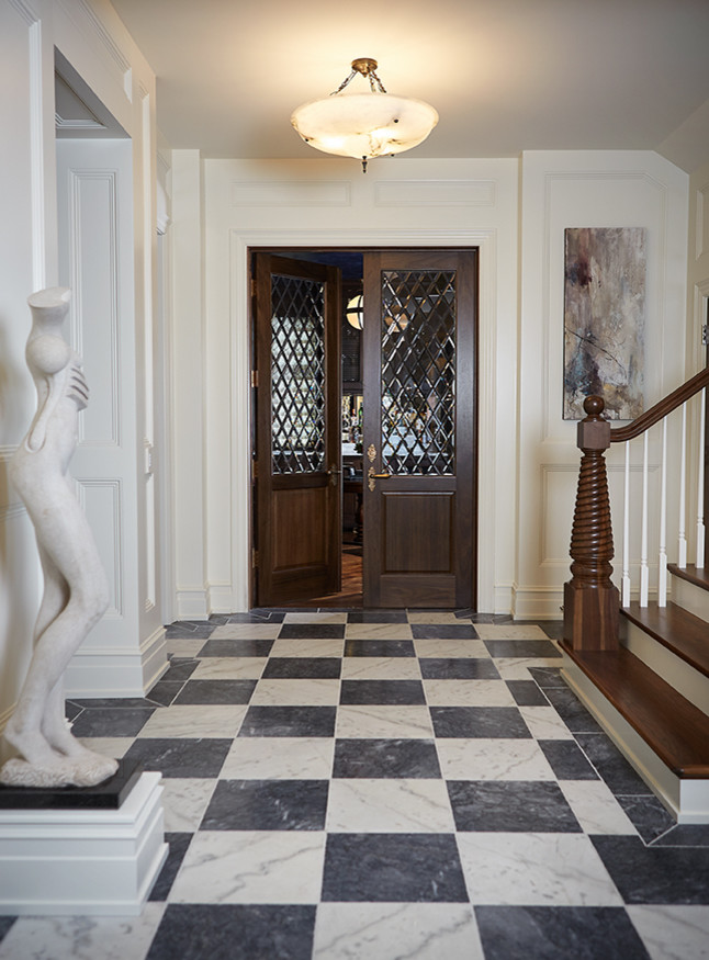 Источник вдохновения для домашнего уюта: огромный коридор: освещение в классическом стиле с белыми стенами, мраморным полом и разноцветным полом