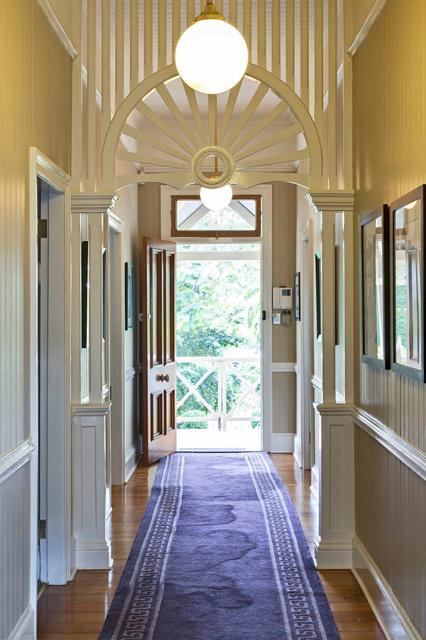 Foto de recibidores y pasillos clásicos renovados extra grandes con paredes beige, suelo de madera en tonos medios y suelo marrón