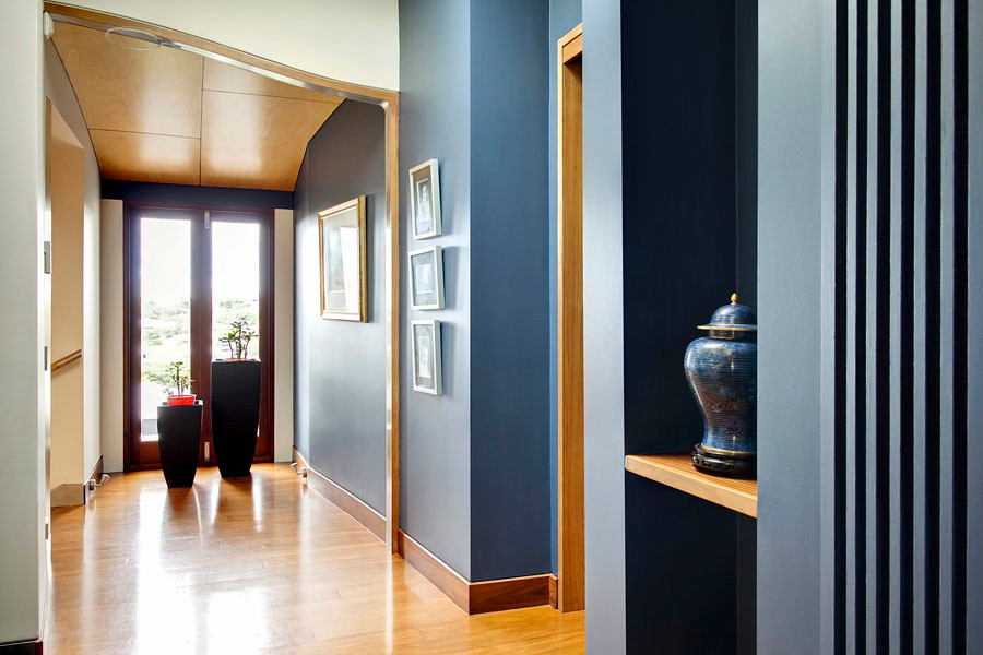 Geräumiger Klassischer Flur mit blauer Wandfarbe, hellem Holzboden und braunem Boden in Brisbane