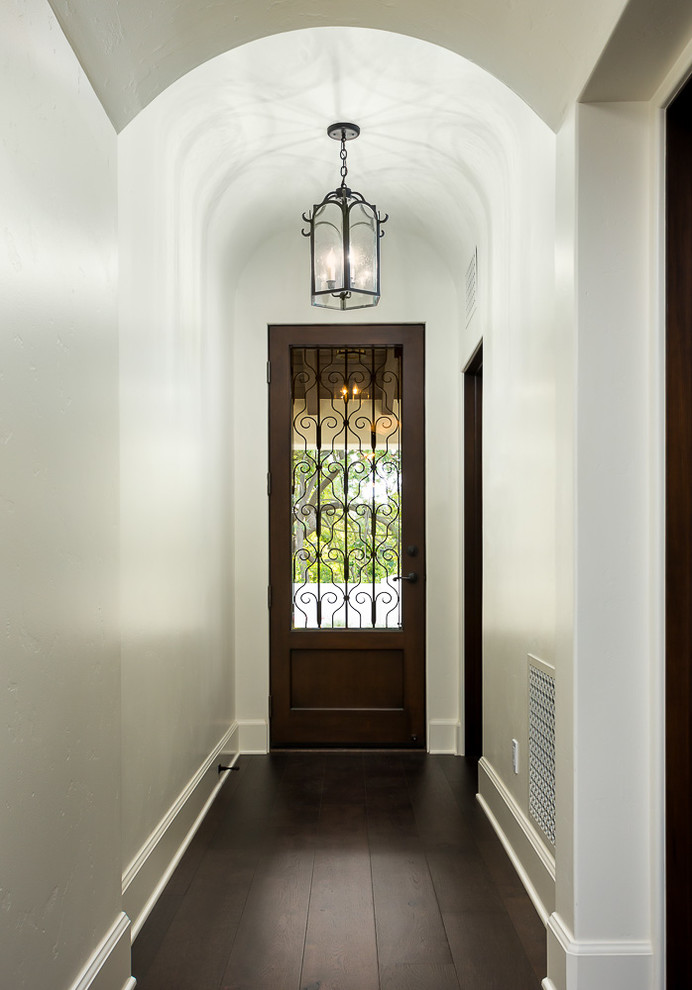 Свежая идея для дизайна: коридор в средиземноморском стиле с белыми стенами, темным паркетным полом и коричневым полом - отличное фото интерьера
