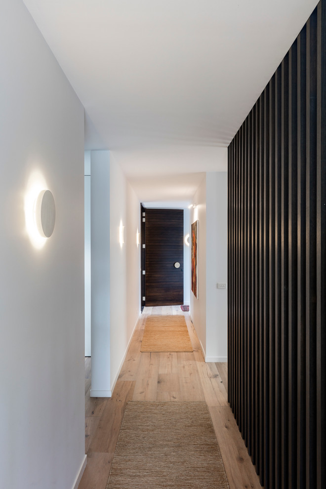 Idee per un ingresso o corridoio design di medie dimensioni con pareti bianche e parquet chiaro