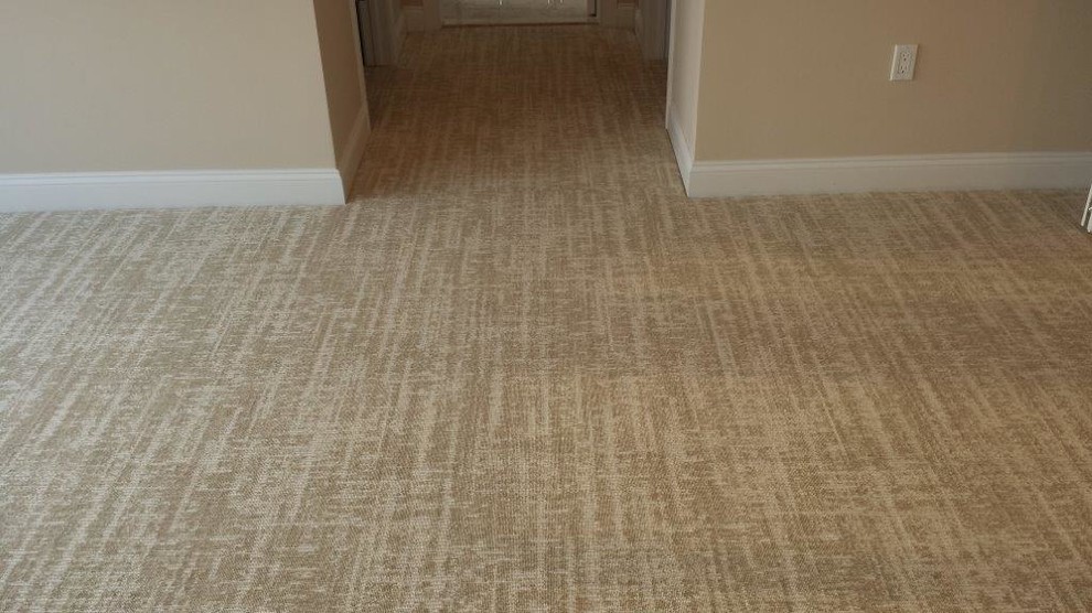 На фото: коридор в классическом стиле с ковровым покрытием