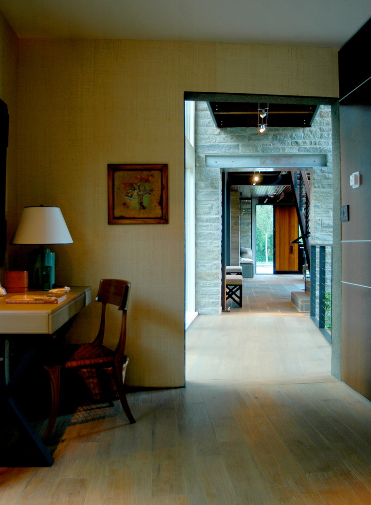 Inspiration pour un très grand couloir traditionnel avec un mur beige et un sol en bois brun.