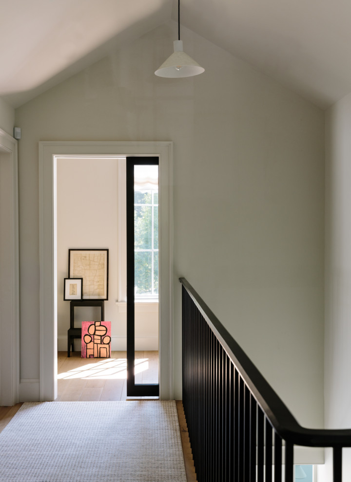 Пример оригинального дизайна: коридор в стиле кантри с серыми стенами, паркетным полом среднего тона, коричневым полом и сводчатым потолком