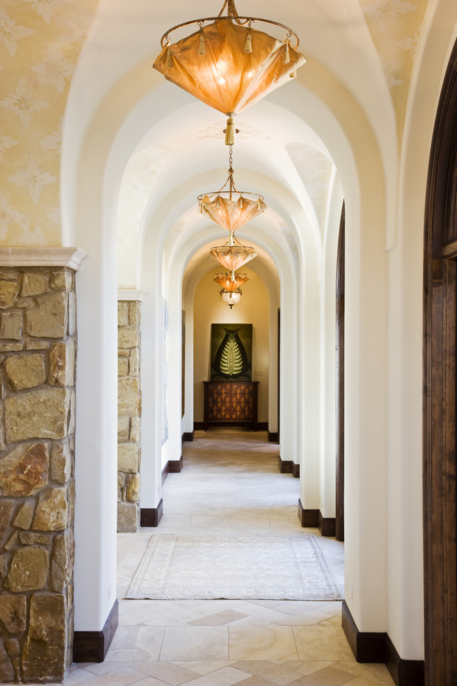 Idee per un ingresso o corridoio mediterraneo con pareti beige e pavimento beige
