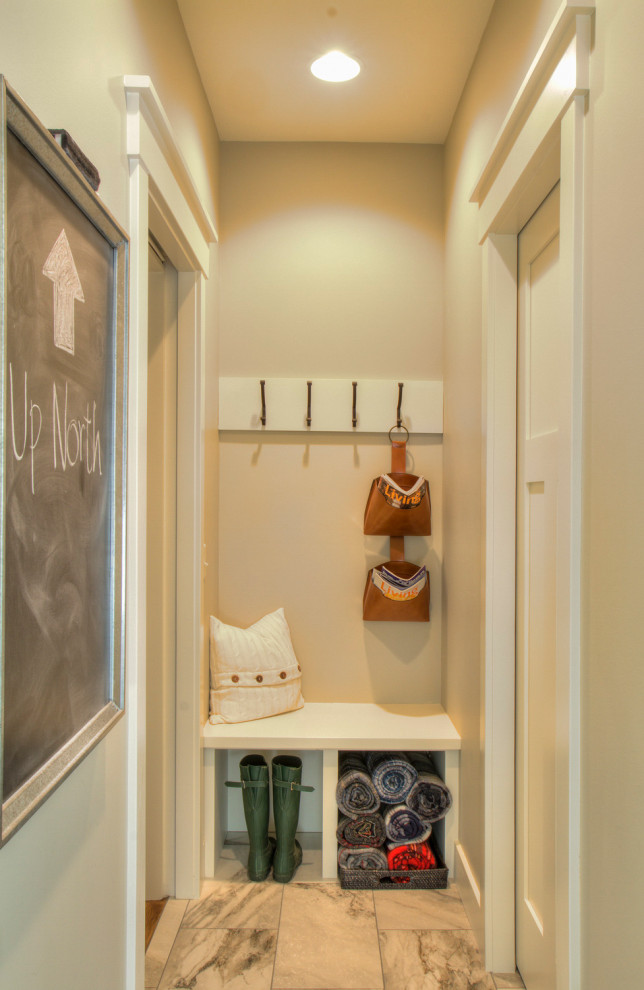 Cette photo montre un petit couloir chic avec un mur blanc, un sol en carrelage de céramique et un sol blanc.