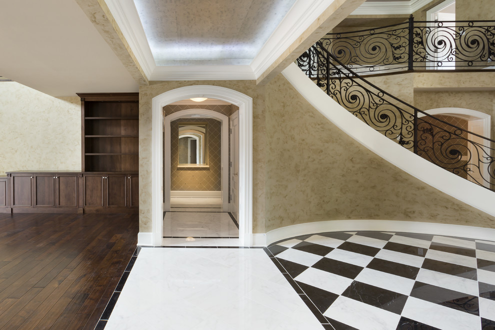 Идея дизайна: большой коридор в современном стиле с бежевыми стенами и мраморным полом