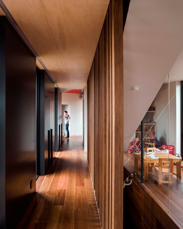 Ejemplo de recibidores y pasillos actuales de tamaño medio con paredes grises y suelo de madera oscura