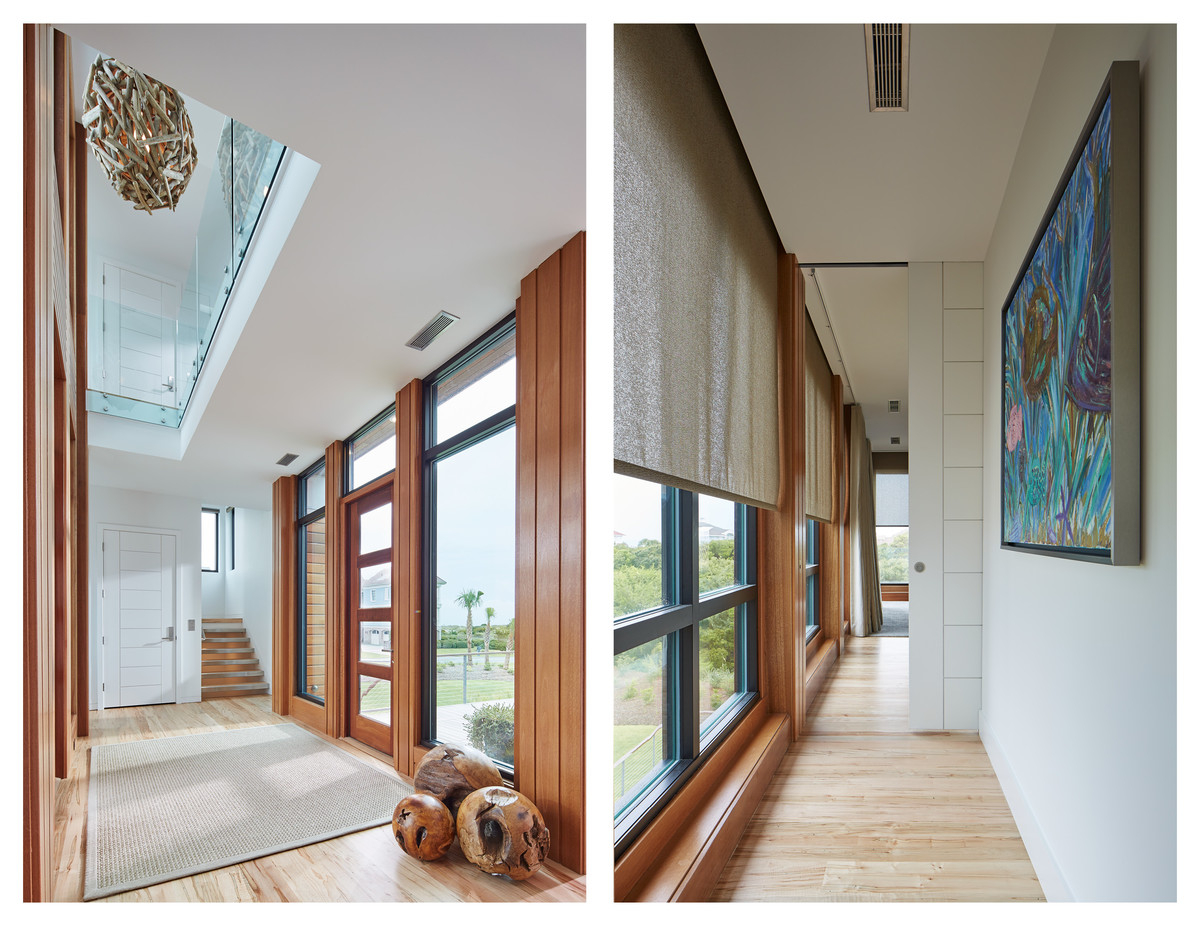 Großer Moderner Flur mit bunten Wänden, hellem Holzboden und buntem Boden in Sonstige